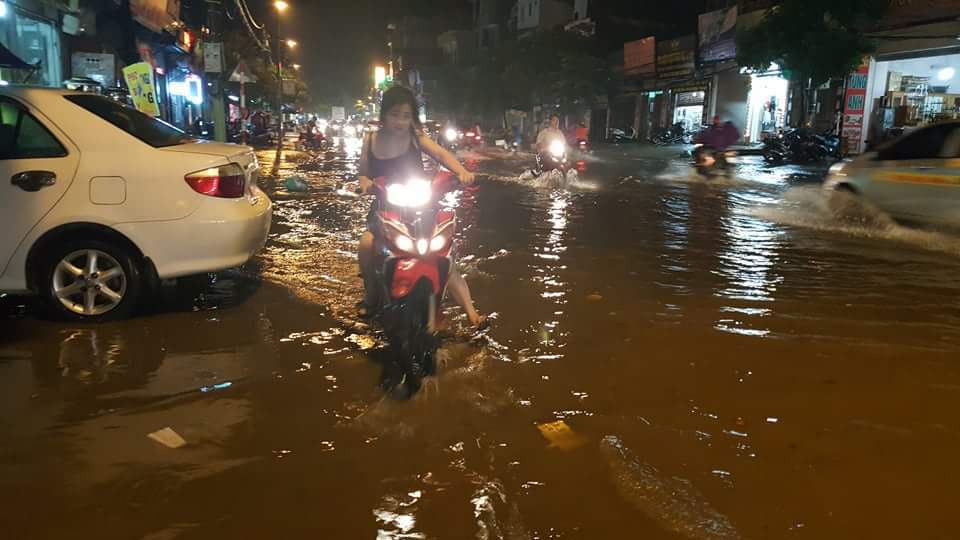 Hà Nội: Sau mưa lớn, Quốc lộ 21B qua phố Xốm ngập úng nặng - Ảnh 5