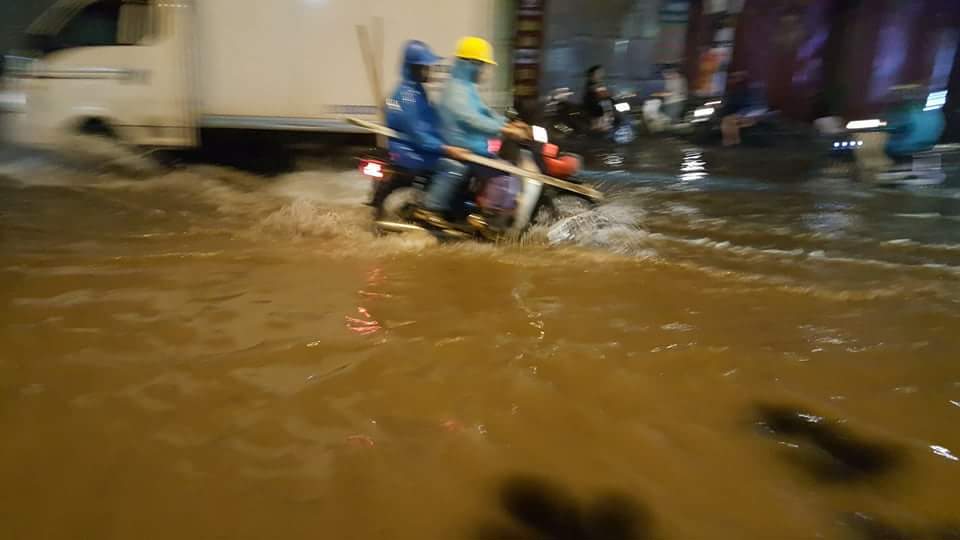 Hà Nội: Sau mưa lớn, Quốc lộ 21B qua phố Xốm ngập úng nặng - Ảnh 2