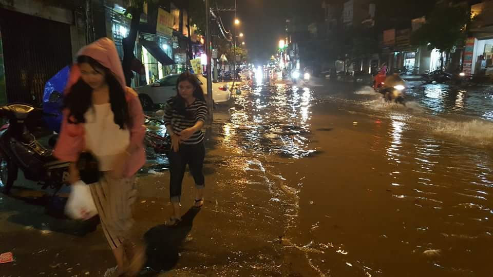 Hà Nội: Sau mưa lớn, Quốc lộ 21B qua phố Xốm ngập úng nặng - Ảnh 6