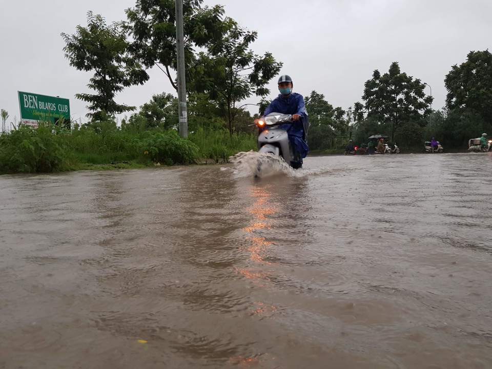 Sau mưa lớn trong đêm, nhiều tuyến đường Hà Nội ngập úng nặng - Ảnh 13