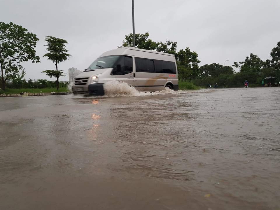 Sau mưa lớn trong đêm, nhiều tuyến đường Hà Nội ngập úng nặng - Ảnh 12