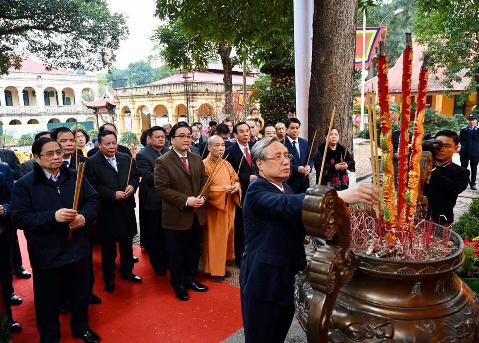 Lãnh đạo Đảng, Nhà nước, TP Hà Nội dâng hương, trồng cây đầu xuân tại Khu di tích Hoàng Thành Thăng Long - Ảnh 3