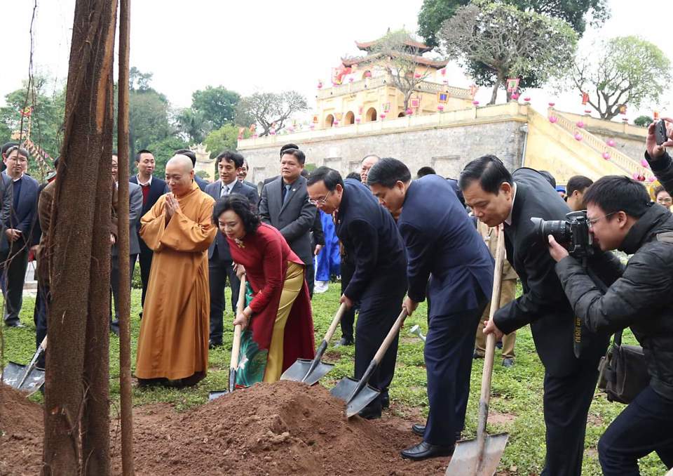 Lãnh đạo Đảng, Nhà nước, TP Hà Nội dâng hương, trồng cây đầu xuân tại Khu di tích Hoàng Thành Thăng Long - Ảnh 6