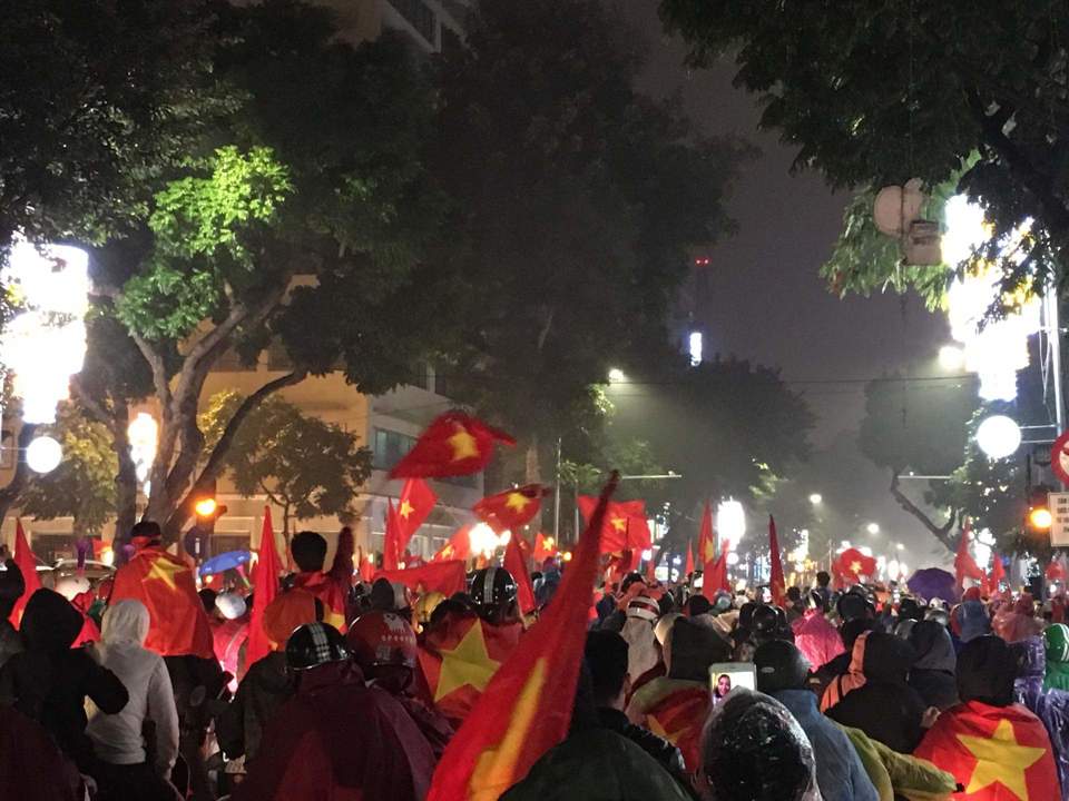 Người hâm mộ bật khóc khi U23 Việt Nam giành ngôi Á quân - Ảnh 9