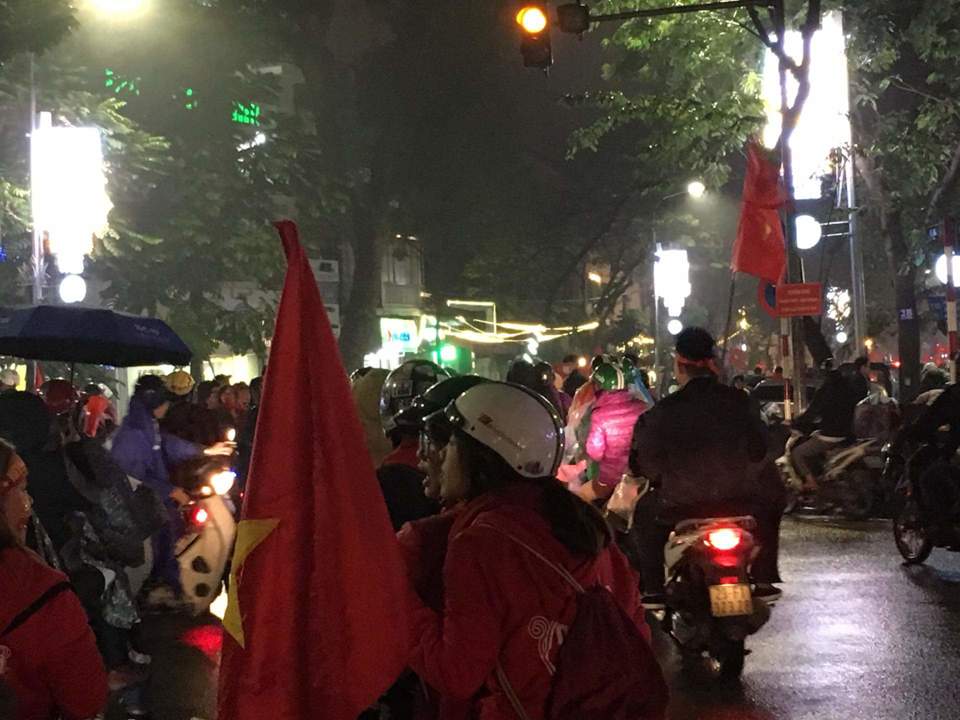 Người hâm mộ bật khóc khi U23 Việt Nam giành ngôi Á quân - Ảnh 10