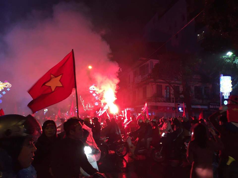 Người hâm mộ bật khóc khi U23 Việt Nam giành ngôi Á quân - Ảnh 8