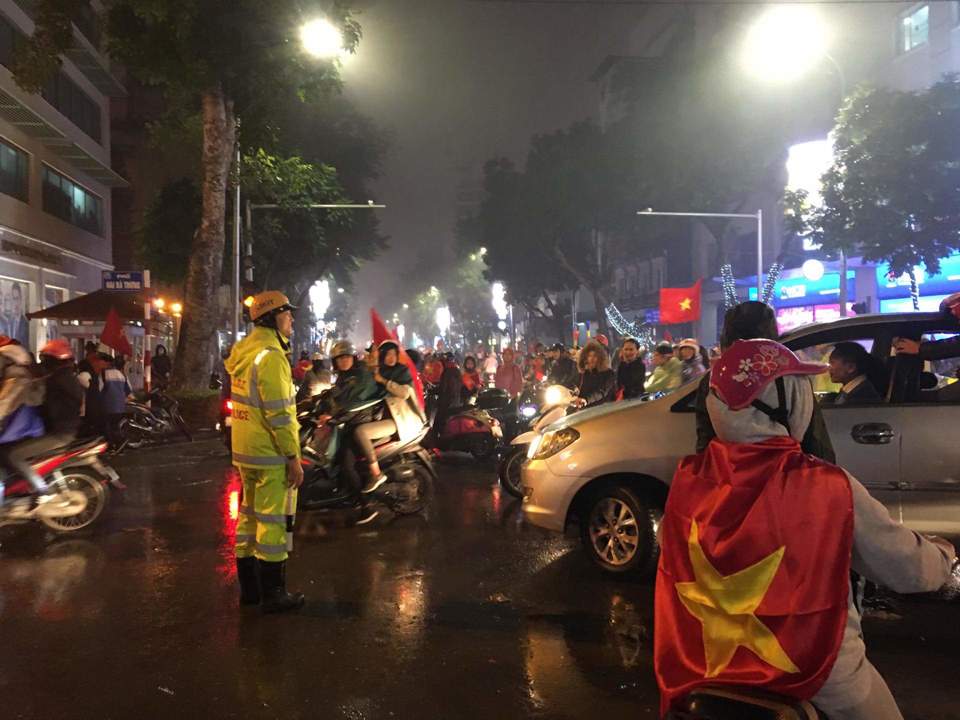 Người hâm mộ bật khóc khi U23 Việt Nam giành ngôi Á quân - Ảnh 11