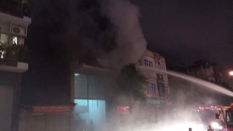 Hà Nội: Cháy dữ dội tại cửa hàng ảnh viện trên phố Xã Đàn trong đêm mưa - Ảnh 4