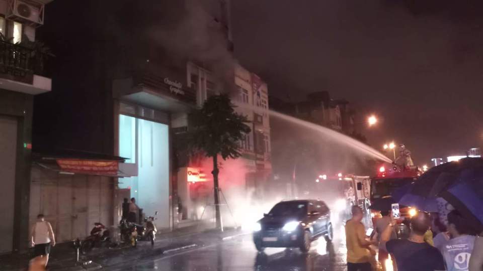 Hà Nội: Cháy dữ dội tại cửa hàng ảnh viện trên phố Xã Đàn trong đêm mưa - Ảnh 3