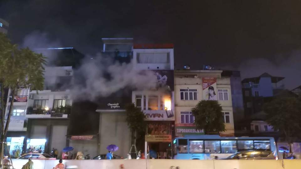 Hà Nội: Cháy dữ dội tại cửa hàng ảnh viện trên phố Xã Đàn trong đêm mưa - Ảnh 2