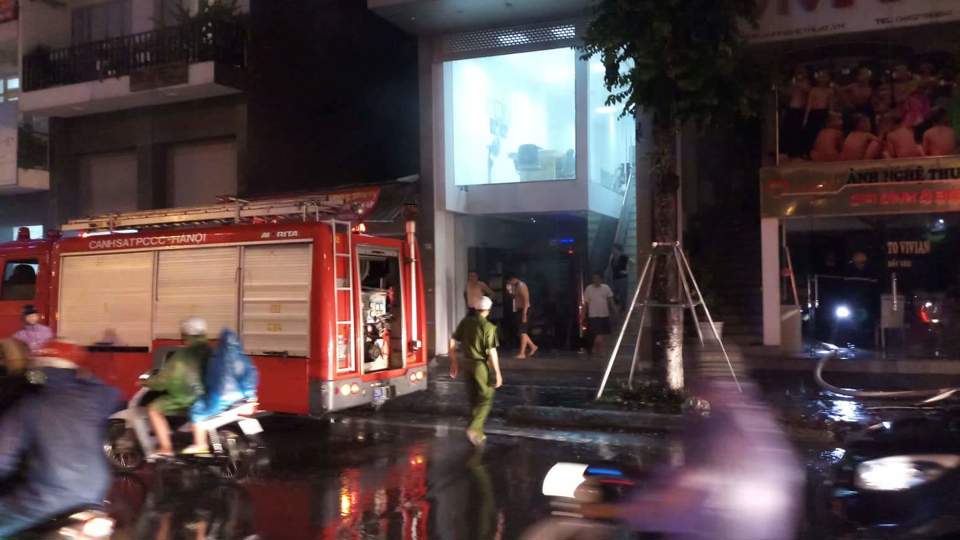 Hà Nội: Cháy dữ dội tại cửa hàng ảnh viện trên phố Xã Đàn trong đêm mưa - Ảnh 5