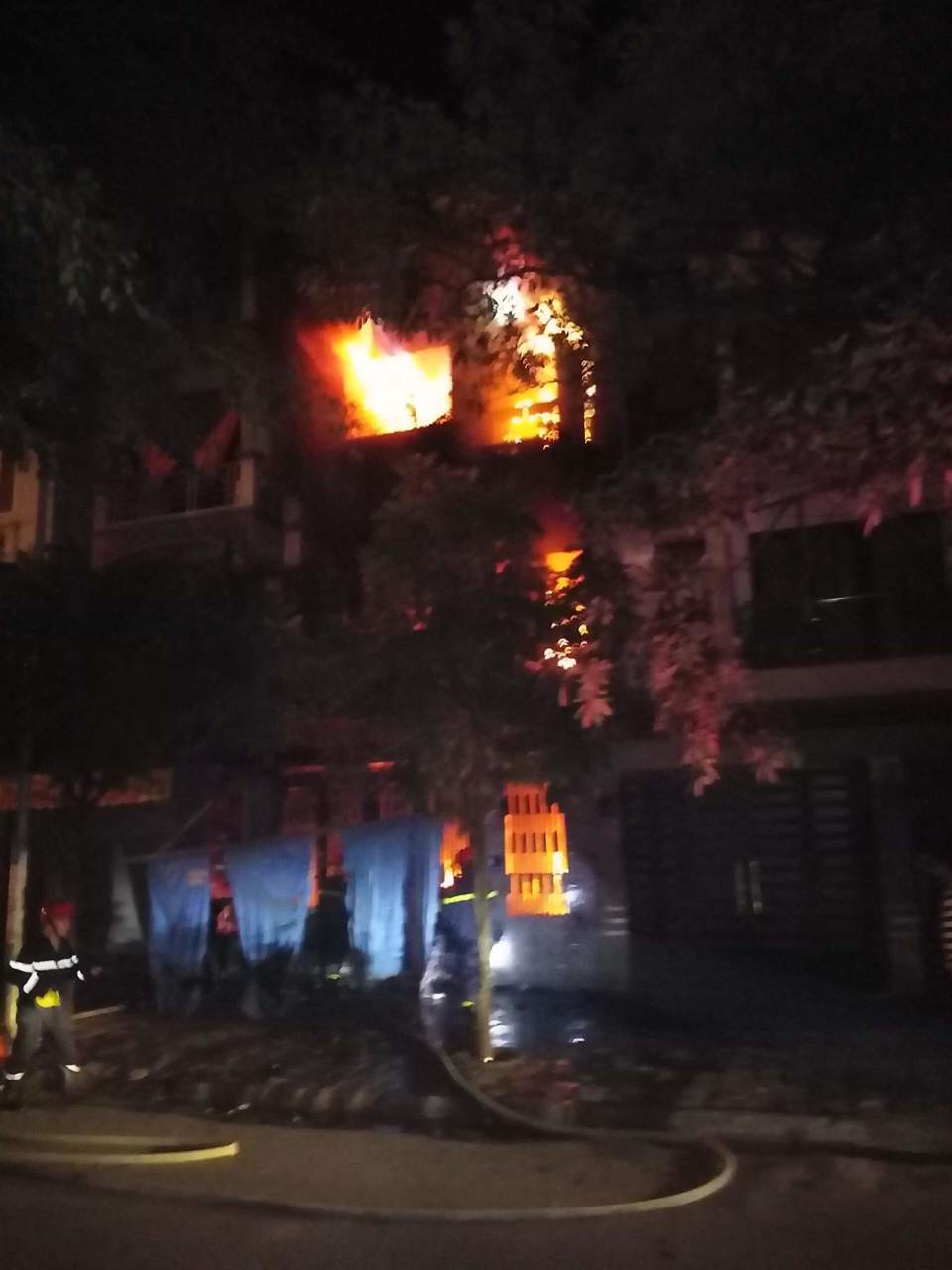 Hà Nội: Nhà liền kề 4 tầng ở Hà Đông bốc cháy dữ dội trong đêm khuya - Ảnh 7