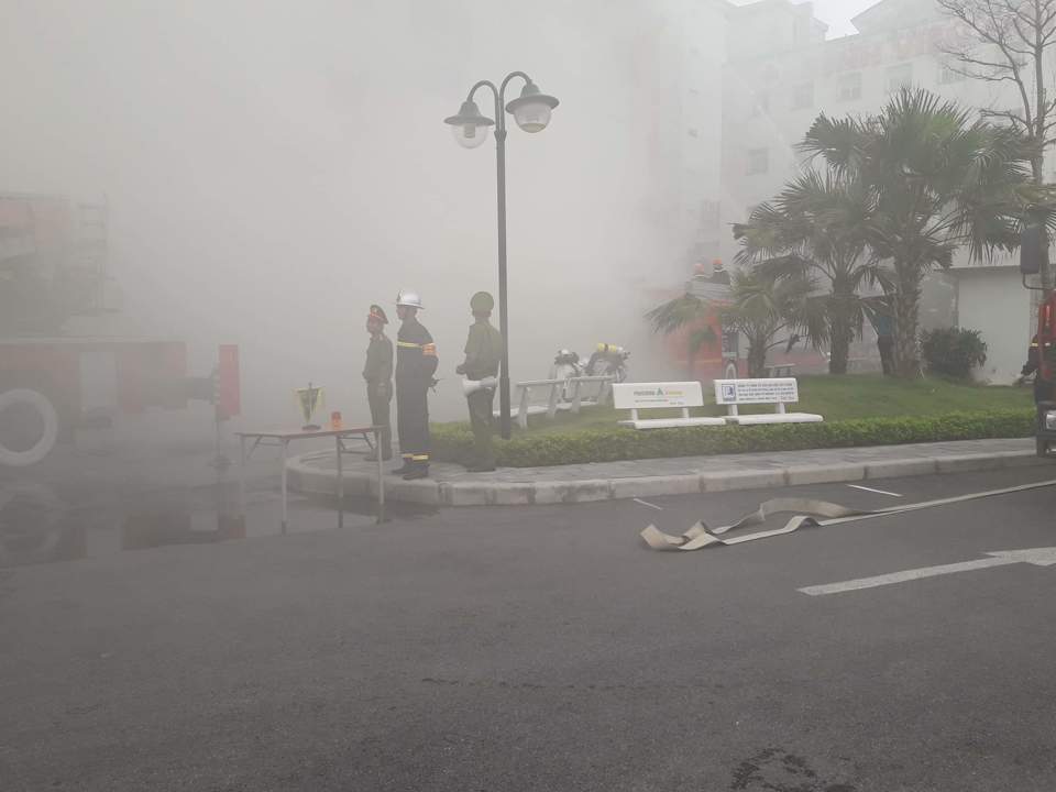 Hà Nội: "Cháy" hầm để xe chung cư Tứ Hiệp Plaza, cảnh sát cứu nhiều người mắc kẹt - Ảnh 1