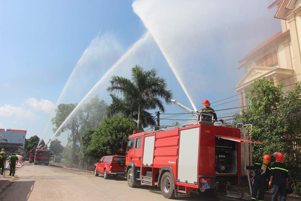 Hà Nội: 5 người mắc kẹt trong trong đám cháy nhà xưởng được giải cứu - Ảnh 2