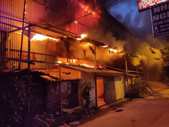Vụ cháy tại Công ty phích nước Rạng Đông: Người dân hốt hoảng di dời đồ đạc - Ảnh 1