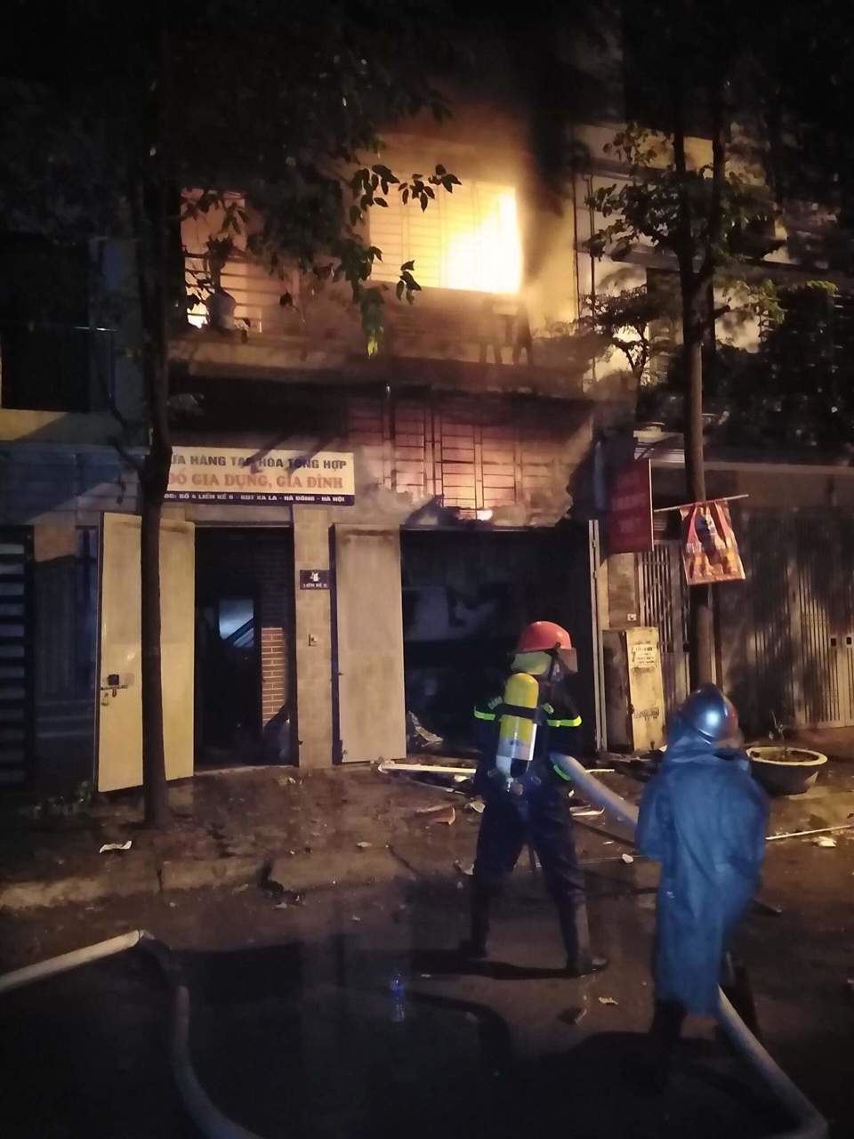 Hà Nội: Nhà liền kề 4 tầng ở Hà Đông bốc cháy dữ dội trong đêm khuya - Ảnh 6