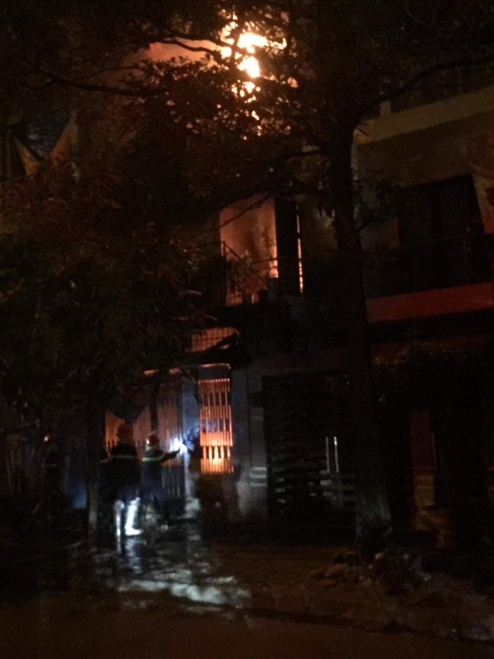 Hà Nội: Nhà liền kề 4 tầng ở Hà Đông bốc cháy dữ dội trong đêm khuya - Ảnh 5