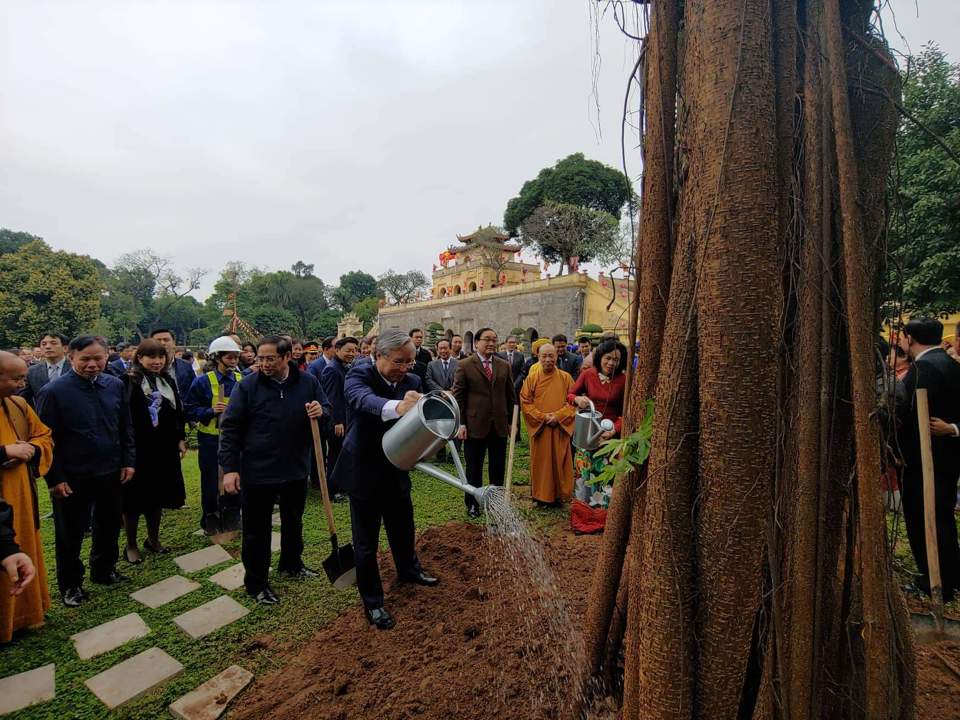 Lãnh đạo Đảng, Nhà nước, TP Hà Nội dâng hương, trồng cây đầu xuân tại Khu di tích Hoàng Thành Thăng Long - Ảnh 7