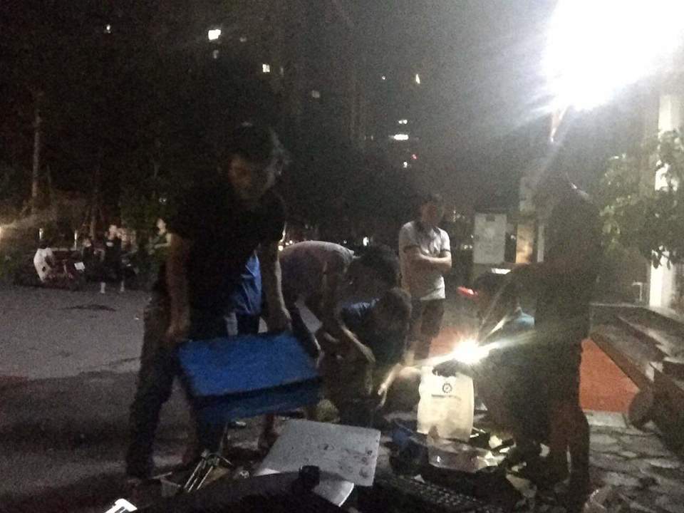 Cửa hàng máy tính, điện thoại cháy dữ dội trên phố Thái Hà - Ảnh 4