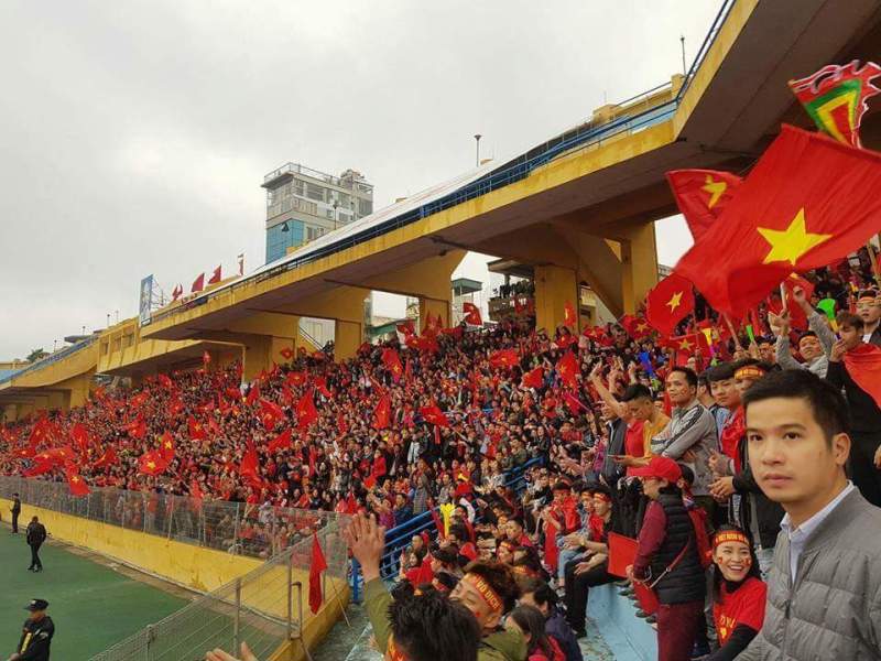 Người hâm mộ cổ vũ nhiệt tình cho U23 Việt Nam từ quê nhà - Ảnh 9
