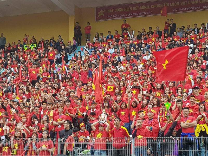 Người hâm mộ cổ vũ nhiệt tình cho U23 Việt Nam từ quê nhà - Ảnh 11
