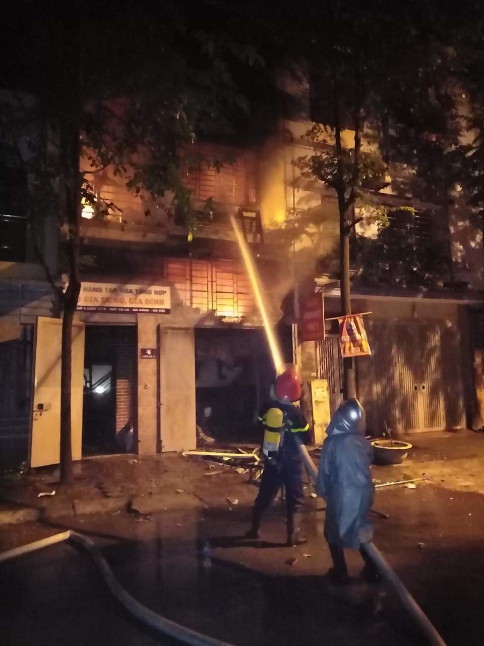 Hà Nội: Nhà liền kề 4 tầng ở Hà Đông bốc cháy dữ dội trong đêm khuya - Ảnh 2