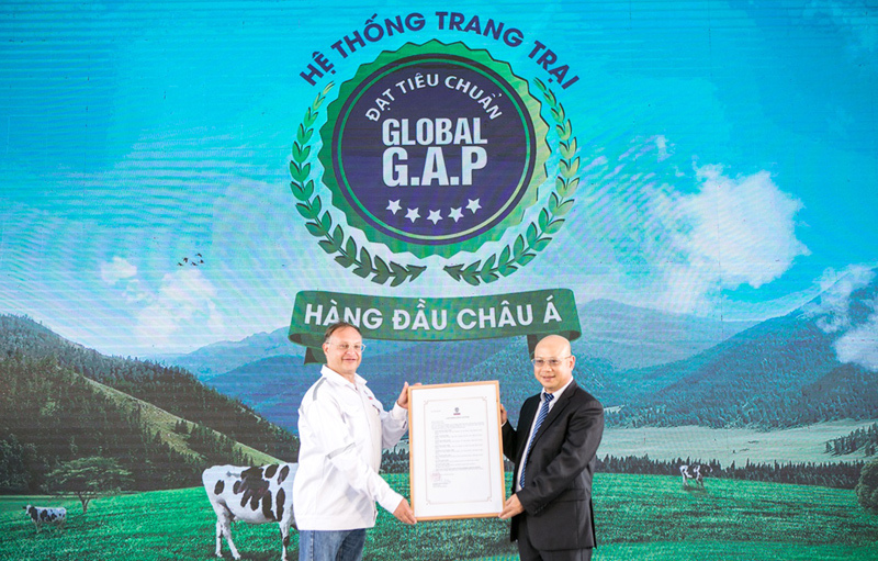 Người tiêu dùng hưởng lợi từ những "resort" bò sữa chuẩn Global G.A.P của Vinamilk - Ảnh 1