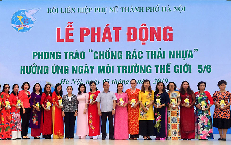 Phụ nữ Thủ đô tham gia phong trào "Chống rác thải nhựa" - Ảnh 1