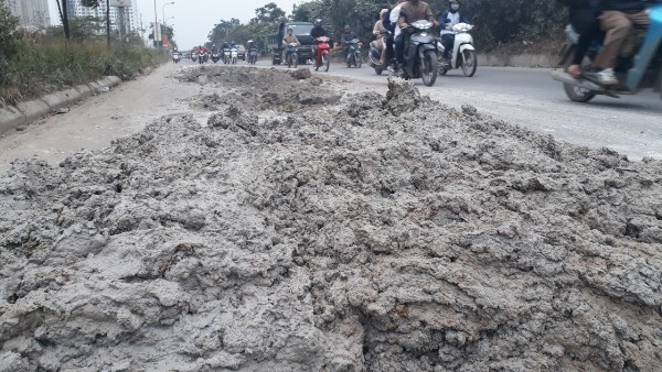 Tái diễn tình trạng bùn đất phủ kín đường gom Đại lộ Thăng Long - Ảnh 1