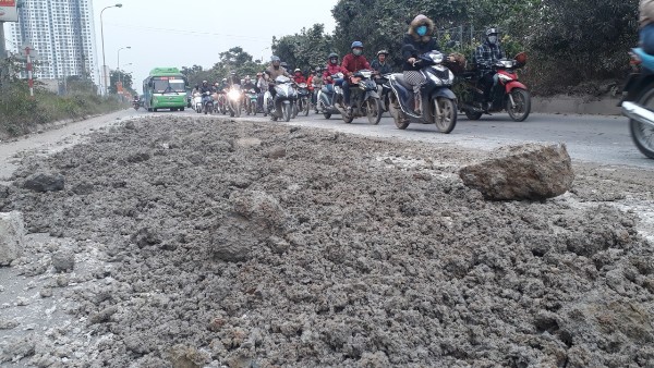 Tái diễn tình trạng bùn đất phủ kín đường gom Đại lộ Thăng Long - Ảnh 2