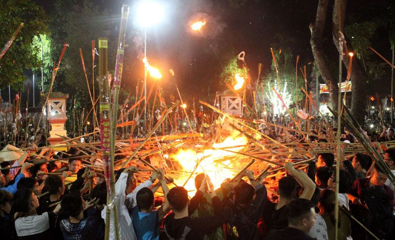 Lễ hội cổ truyền làng Văn Nội (Phú Lương, Hà Đông, Hà Nội): Nghi thức rước lửa thiêng lấy may độc nhất vô nhị - Ảnh 1