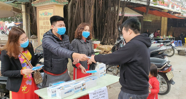 Hà Đông: Phát khẩu trang miễn phí cho người dân phòng dịch bệnh nCov - Ảnh 6