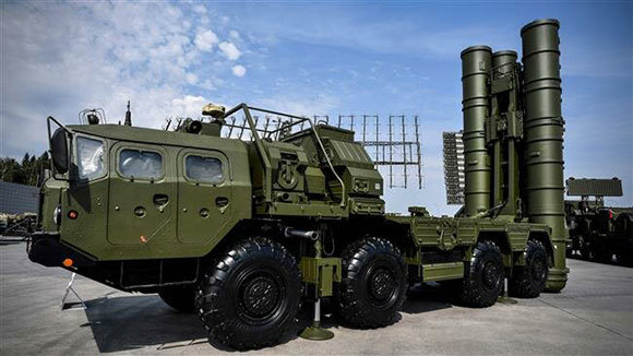 Lô S-400 Nga đầu tiên tới Thổ Nhĩ Kỳ, đợi lệnh trừng phạt từ Mỹ - Ảnh 1