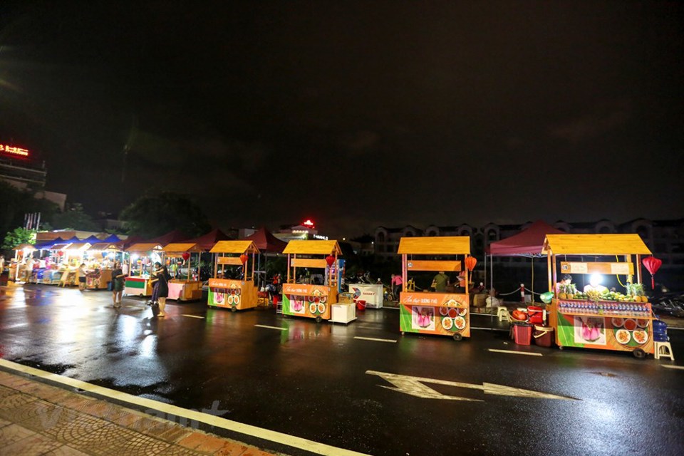 Người dân Thủ đô đội mưa dự khai mạc phố đi bộ Trịnh Công Sơn - Ảnh 6