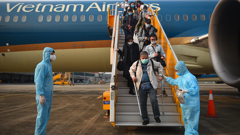 Sân bay Vân Đồn đón 56 người Việt trở về từ Ukraine - Ảnh 1