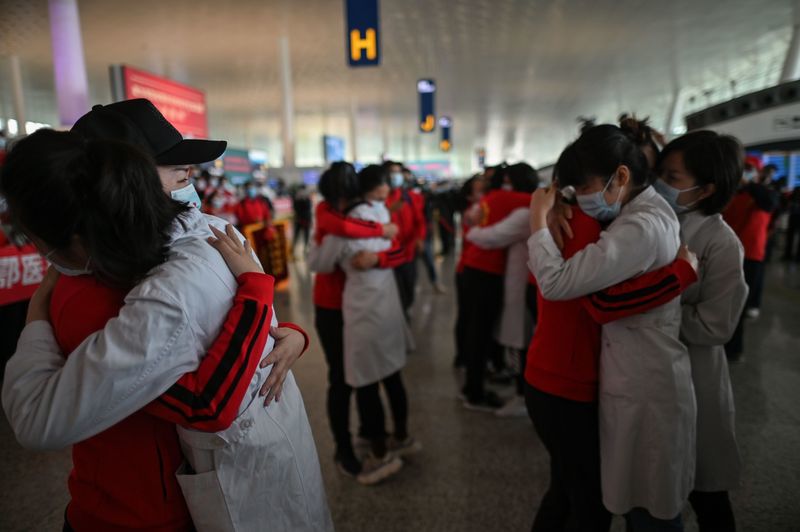 Hỗn độn pha lẫn niềm vui ở sân bay quốc tế Vũ Hán ngày đầu dỡ lệnh phong tỏa - Ảnh 2