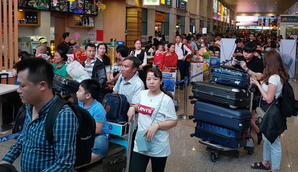 Sân bay Tân Sơn nhất “tê liệt”: Nhà ga chật ních, các tuyến đường kẹt xe nghiêm trọng - Ảnh 1