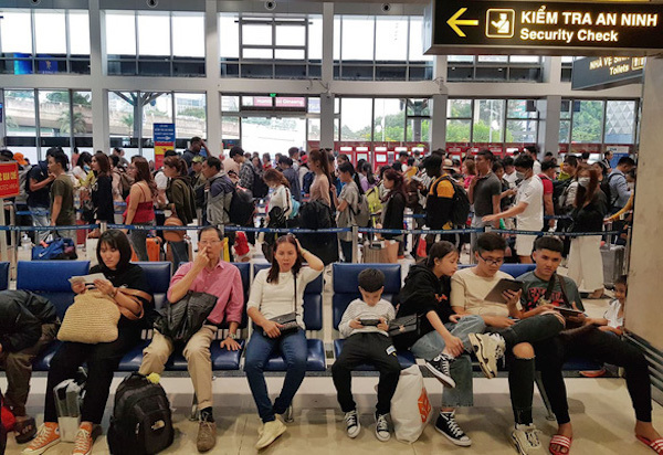 Sân bay Tân Sơn nhất “tê liệt”: Nhà ga chật ních, các tuyến đường kẹt xe nghiêm trọng - Ảnh 2