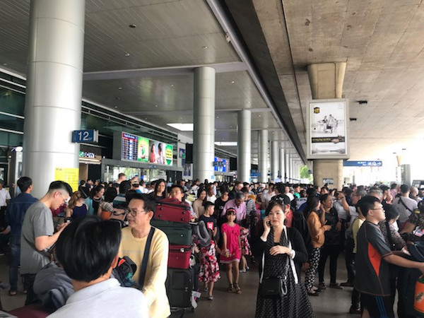 Sân bay Tân Sơn nhất “tê liệt”: Nhà ga chật ních, các tuyến đường kẹt xe nghiêm trọng - Ảnh 3