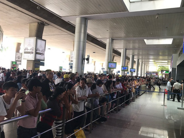 Sân bay Tân Sơn nhất “tê liệt”: Nhà ga chật ních, các tuyến đường kẹt xe nghiêm trọng - Ảnh 4