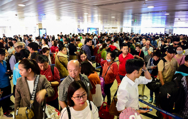 Sân bay Tân Sơn nhất “tê liệt”: Nhà ga chật ních, các tuyến đường kẹt xe nghiêm trọng - Ảnh 5