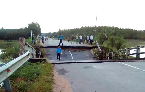 Cầu Tân Hà bất ngờ sập trong đêm, giao thông bị chia cắt - Ảnh 1