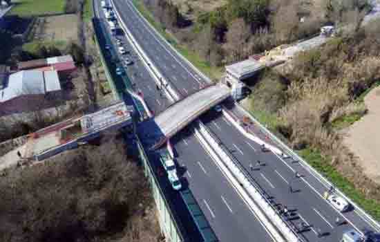 Cận cảnh thảm kịch sập cầu trên đường cao tốc ở Italia, hàng chục người chết - Ảnh 4