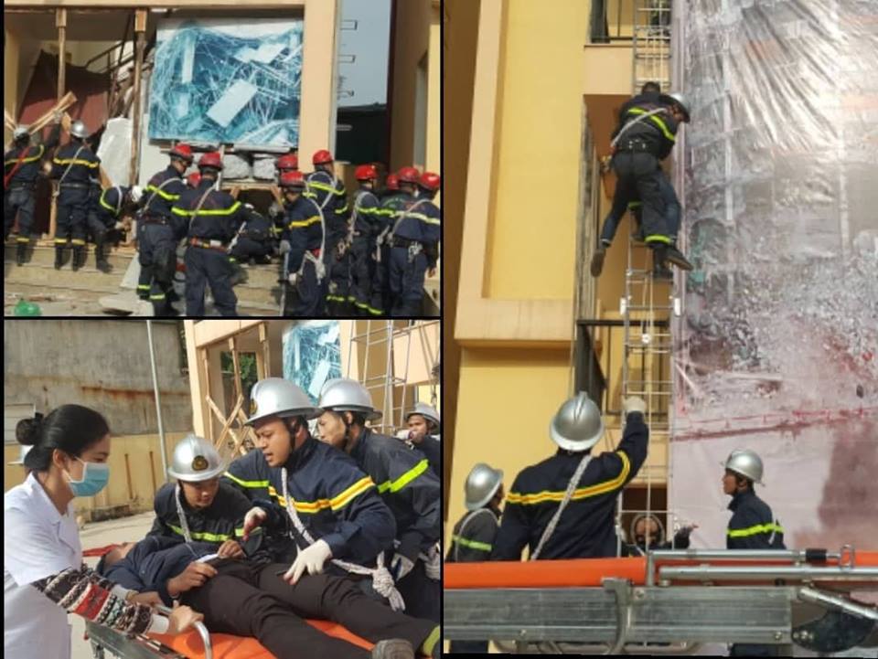 Công trình xây dựng “sập” sàn bê tông, 11 người mắc kẹt được cảnh sát cứu thoát - Ảnh 1