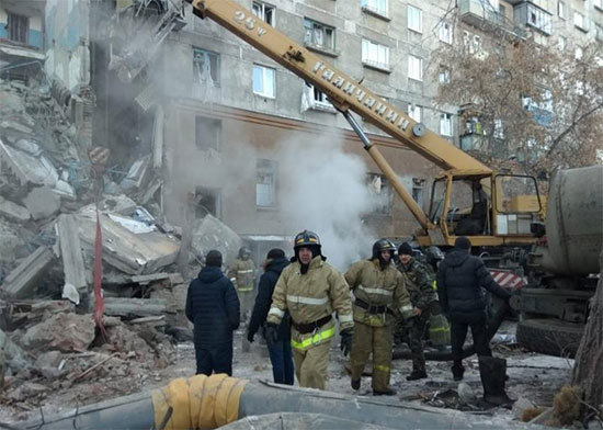 Nga: Sập chung cư cao tầng 110 người sinh sống, số thiệt mạng còn tăng - Ảnh 1
