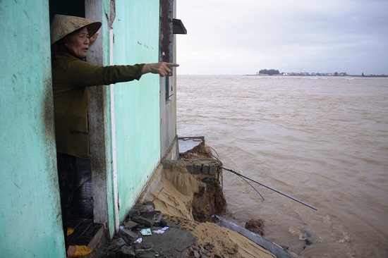 Sạt lở bờ biển nguy hiểm, Quảng Ngãi khẩn cấp đề nghị Chính phủ hỗ trợ khắc phục - Ảnh 1