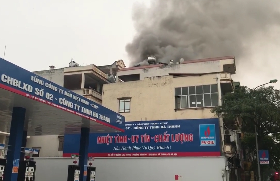 Cháy dữ dội tại ngôi nhà 5 tầng trên phố Lạc Trung - Ảnh 3