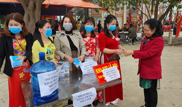 Hà Đông: Phát khẩu trang miễn phí cho người dân phòng dịch bệnh nCov - Ảnh 3