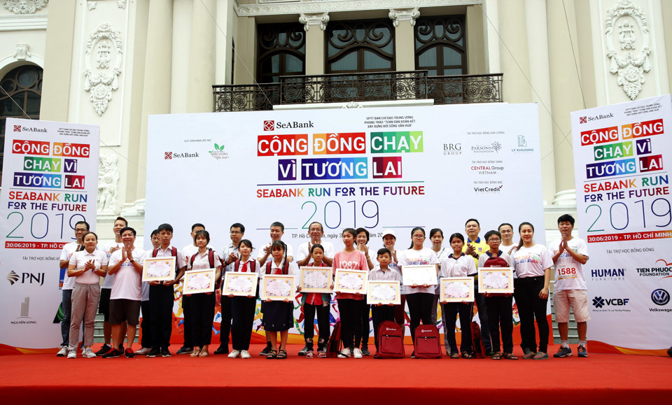 Hơn 1.700 người chạy gây quỹ học bổng cho trẻ em nghèo tại thành phố Hồ Chí Minh - Ảnh 5