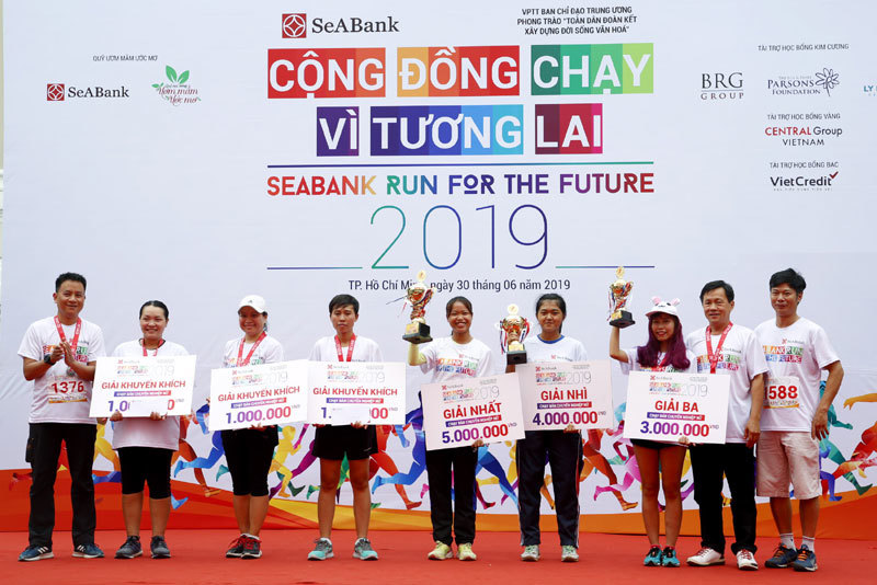 Hơn 1.700 người chạy gây quỹ học bổng cho trẻ em nghèo tại thành phố Hồ Chí Minh - Ảnh 3